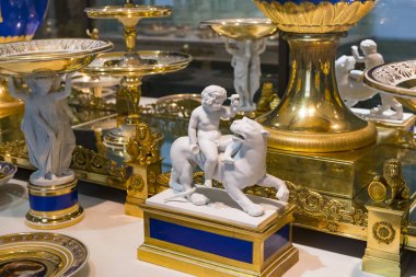 MÜZİK, GERMANY - 27, 2018: Müze ikametgahındaki Bavyera Kralları koleksiyonundan çanak çömlek ve çatal bıçak setleri (Münih Residenz), 