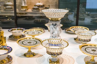 MÜZİK, GERMANY - 27, 2018: Müze ikametgahındaki Bavyera Kralları koleksiyonundan çanak çömlek ve çatal bıçak setleri (Münih Residenz), 