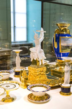 MÜZİK, GERMANY - 27, 2018: Müze ikametgahındaki Bavyera Kralları koleksiyonundan çanak çömlek ve çatal bıçak setleri (Münih Residenz), 