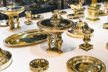 MÜZİK, GERMANY - 27, 2018: Müze ikametgahındaki Bavyera Kralları koleksiyonundan çanak çömlek ve çatal bıçak setleri (Münih Residenz), 