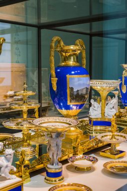 MÜZİK, GERMANY - 27, 2018: Müze ikametgahındaki Bavyera Kralları koleksiyonundan çanak çömlek ve çatal bıçak setleri (Münih Residenz), 