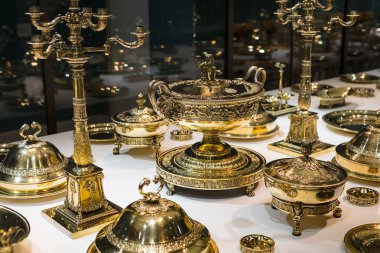 MÜZİK, GERMANY - 27, 2018: Müze ikametgahındaki Bavyera Kralları koleksiyonundan çanak çömlek ve çatal bıçak setleri (Münih Residenz), 