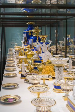 MÜZİK, GERMANY - 27, 2018: Müze ikametgahındaki Bavyera Kralları koleksiyonundan çanak çömlek ve çatal bıçak setleri (Münih Residenz), 