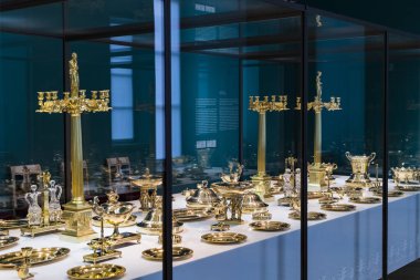 MÜZİK, GERMANY - 27, 2018: Müze ikametgahındaki Bavyera Kralları koleksiyonundan çanak çömlek ve çatal bıçak setleri (Münih Residenz), 