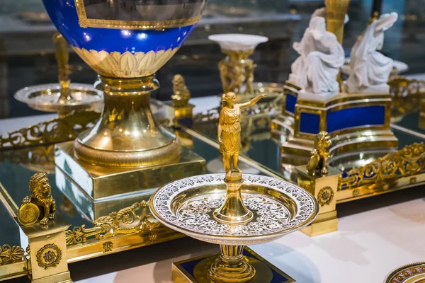 MÜZİK, GERMANY - 27, 2018: Müze ikametgahındaki Bavyera Kralları koleksiyonundan çanak çömlek ve çatal bıçak setleri (Münih Residenz), 