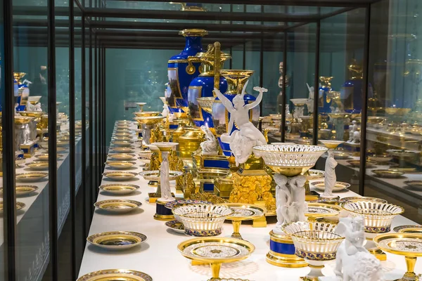 MÜZİK, GERMANY - 27, 2018: Müze ikametgahındaki Bavyera Kralları koleksiyonundan çanak çömlek ve çatal bıçak setleri (Münih Residenz), 