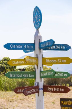 Türkiye, Muğla ,Dalyan, - 5 Mayıs 2017: Dalyan Nehri'nin boğazlarında turist tekneleri ile mavi yengeç yakalıyor.