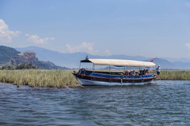 Türkiye, Muğla ,Dalyan, - 5 Mayıs 2017: Dalyan Nehri'nin boğazlarında turist tekneleri ile mavi yengeç yakalıyor.