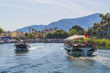 Türkiye, Muğla ,Dalyan, - 5 Mayıs 2017: Dalyan Nehri'nin boğazlarında turist tekneleri ile mavi yengeç yakalıyor.