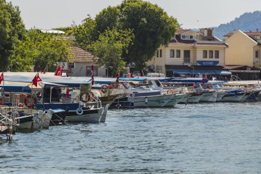 Türkiye, Muğla ,Dalyan, - 5 Mayıs 2017: Dalyan Nehri'nin boğazlarında turist tekneleri ile mavi yengeç yakalıyor.