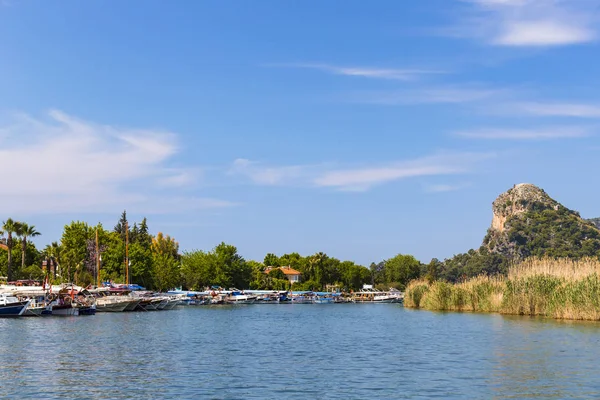 Türkiye, Muğla ,Dalyan, - 5 Mayıs 2017: Dalyan Nehri'nin boğazlarında turist tekneleri ile mavi yengeç yakalıyor.