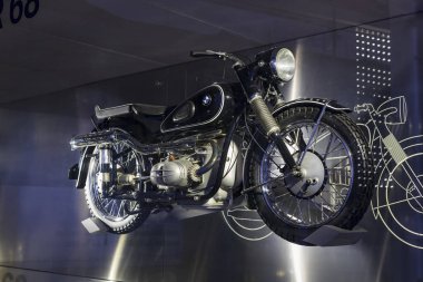 Münih, Almanya - 24 Kasım 2018: Sergi ve başarıları otomobil ve motosiklet Bmw Müzesi'nde efsanevi modellerinin ve sergiler. 