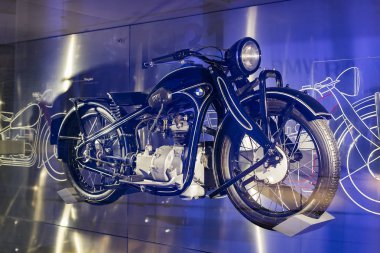 Münih, Almanya - 24 Kasım 2018: Sergi ve başarıları otomobil ve motosiklet Bmw Müzesi'nde efsanevi modellerinin ve sergiler. 
