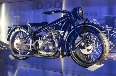 Münih, Almanya - 24 Kasım 2018: Sergi ve başarıları otomobil ve motosiklet Bmw Müzesi'nde efsanevi modellerinin ve sergiler. 