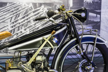 Münih, Almanya - 24 Kasım 2018: Sergi ve başarıları otomobil ve motosiklet Bmw Müzesi'nde efsanevi modellerinin ve sergiler. 