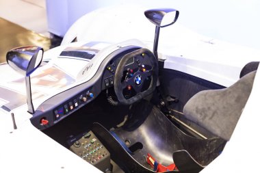 Münih, Almanya - 24 Kasım 2018: Sergi ve başarıları otomobil ve motosiklet Bmw Müzesi'nde efsanevi modellerinin ve sergiler. 