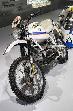 Münih, Almanya - 24 Kasım 2018: Sergi ve başarıları otomobil ve motosiklet Bmw Müzesi'nde efsanevi modellerinin ve sergiler. 