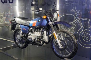 Münih, Almanya - 24 Kasım 2018: Sergi ve başarıları otomobil ve motosiklet Bmw Müzesi'nde efsanevi modellerinin ve sergiler. 