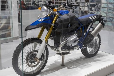 Münih, Almanya - 24 Kasım 2018: Sergi ve başarıları otomobil ve motosiklet Bmw Müzesi'nde efsanevi modellerinin ve sergiler.