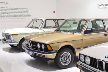 Münih, Almanya - 24 Kasım 2018: Sergi ve başarıları otomobil ve motosiklet Bmw Müzesi'nde efsanevi modellerinin ve sergiler.