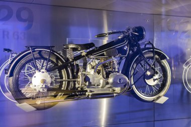 Münih, Almanya - 24 Kasım 2018: Sergi ve başarıları otomobil ve motosiklet Bmw Müzesi'nde efsanevi modellerinin ve sergiler.