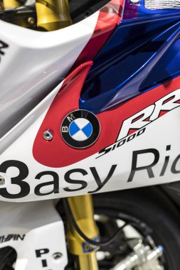 Münih, Almanya - 24 Kasım 2018: Sergi ve başarıları otomobil ve motosiklet Bmw Müzesi'nde efsanevi modellerinin ve sergiler.