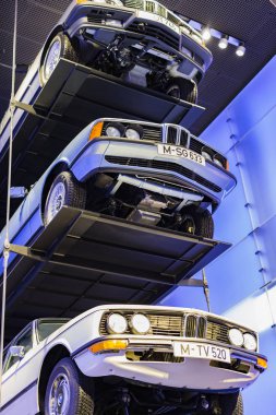 Münih, Almanya - 24 Kasım 2018: Sergi ve başarıları otomobil ve motosiklet Bmw Müzesi'nde efsanevi modellerinin ve sergiler.