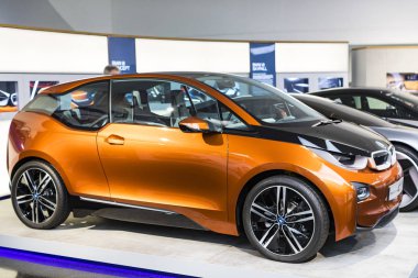 Münih, Almanya - 24 Kasım 2018: Sergi ve başarıları otomobil ve motosiklet Bmw Müzesi'nde efsanevi modellerinin ve sergiler.