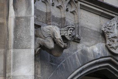 Münih, Almanya - 24 Kasım 2018 : Münih'in merkezinde Marienplatz'daki yeni belediye binasının mimari unsurları ve heykelleri. 