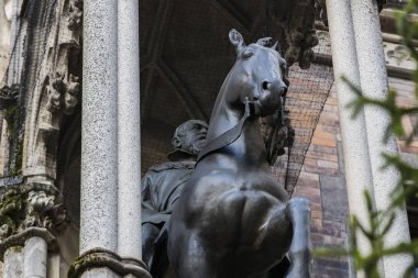 Münih, Almanya - 24 Kasım 2018 : Münih'in merkezinde Marienplatz'daki yeni belediye binasının mimari unsurları ve heykelleri. 