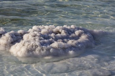Ölü deniz tuzu taşlar beyaz kristaller mevduat