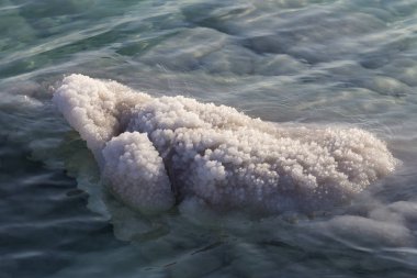 Ölü deniz tuzu taşlar beyaz kristaller mevduat