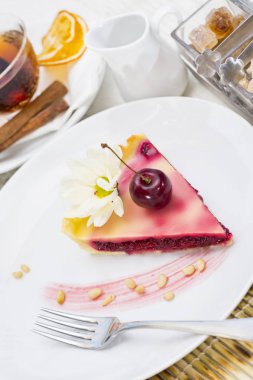 Çay ve reçel ile servis masada kek bir parça.