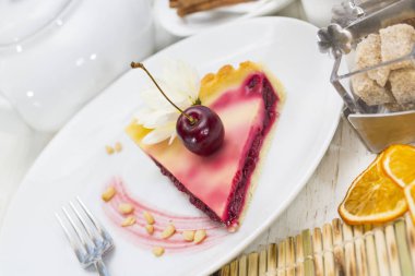 Çay ve reçel ile servis masada kek bir parça.