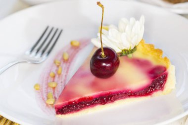 Çay ve reçel ile servis masada kek bir parça.