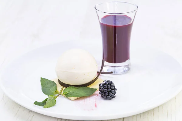 Ein Stück Kuchen Auf Einem Servierten Tisch Mit Tee Und — Stockfoto