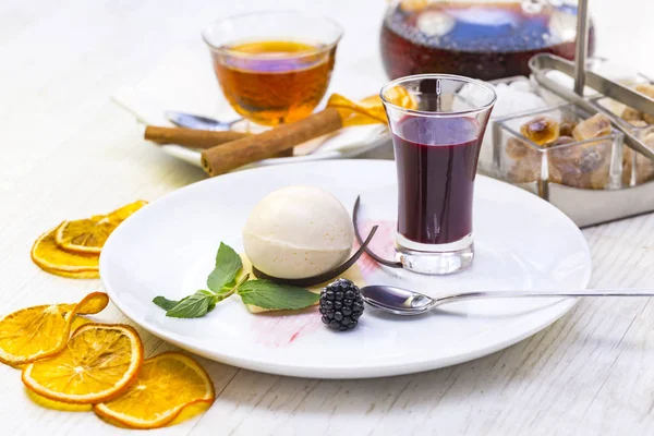 Pedazo Pastel Una Mesa Servida Con Mermelada —  Fotos de Stock