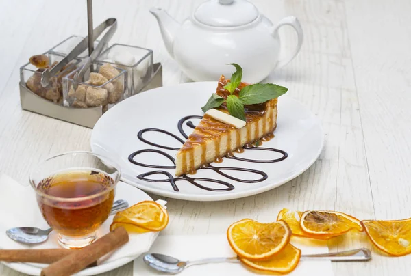 Pedazo Pastel Una Mesa Servida Con Mermelada — Foto de Stock