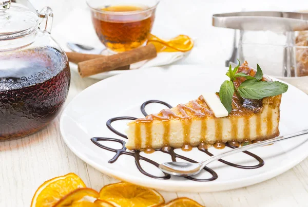 Morceau Gâteau Sur Une Table Servie Avec Thé Confiture — Photo