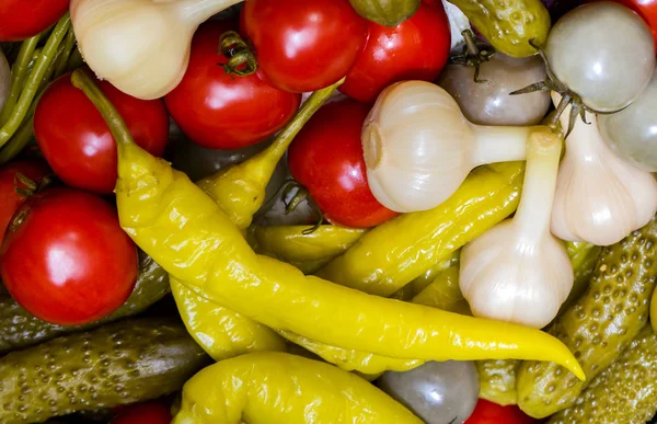 Fondo Verduras Saladas Pepinos Tomates Ajo Ciruelas Pimiento Amarillo Primer — Foto de Stock