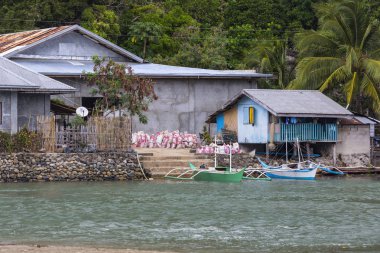 Bukana, Filipinler - Şubat 10: Filipin balıkçı köyü sakinlerinin yaşam.