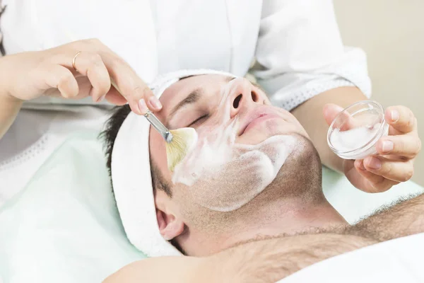 Ein Junger Mann Unterzieht Sich Einem Schönheitssalon Einer Maskenbehandlung — Stockfoto