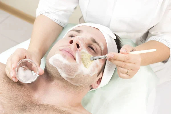 Ein Junger Mann Unterzieht Sich Einem Schönheitssalon Einer Maskenbehandlung — Stockfoto