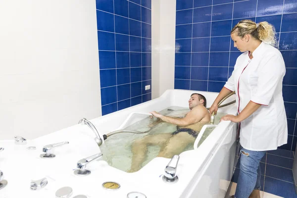 Hydromassage Förfarandet Skönhetssalongen Ung Man Sport Utseende — Stockfoto