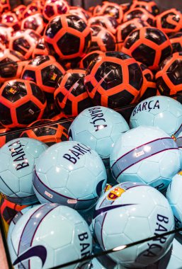 Barcelona, İspanya - 12 Ocak 2018: Hediyelik eşya ve gereçlerinin takım hayranları ve stadyum ziyaretçiler için resmi mağaza Fc Barcelona, giyim ve ayakkabı ekibi. 