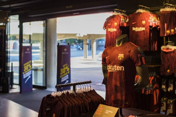 バルセロナ スペイン 2018 お土産やチームのファンとスタジアムの訪問者のための道具の公式ストア バルセロナ 衣類及び履物のチーム — ストック写真