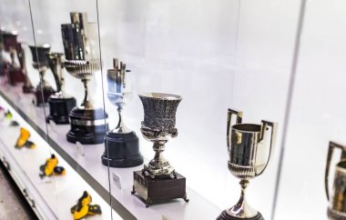 Barcelona, İspanya - 12 Ocak 2018: bardak kupa ve Ödülleri takımı Fc Barselona'nın müze Camp Nou,. 