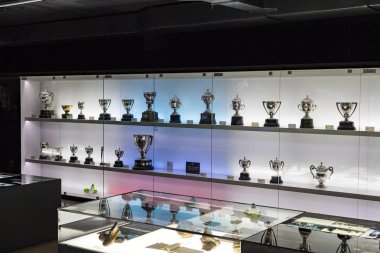 Barcelona, İspanya - 12 Ocak 2018: bardak kupa ve Ödülleri takımı Fc Barselona'nın müze Camp Nou,. 
