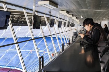 Barselona, İspanya - 12 Ocak 2018 : İspanya'nın Barselona şehrindeki Camp Nou'da stadyum standları ve kapalı alanlarda ziyaretçilerin ve misafirleri 