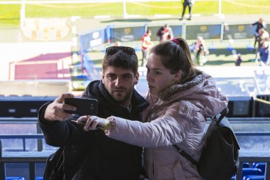 Barselona, İspanya - 12 Ocak 2018 : İspanya'nın Barselona şehrindeki Camp Nou'da stadyum standları ve kapalı alanlarda ziyaretçilerin ve misafirleri 